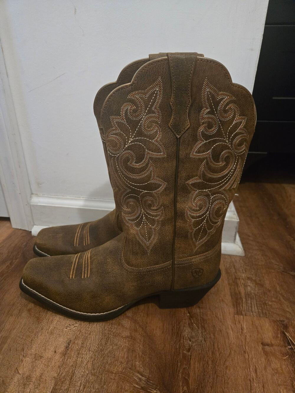 10021620 ARIAT WOMEN'S ROUND UP SQUARE BOOT - SIZE 10B - VINTAGE BOMBER